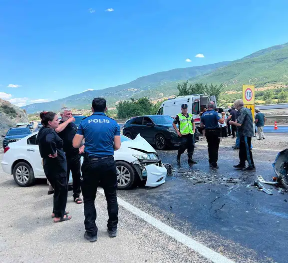 Kastamonu Hanönü yolunda iki otomobil birbirine girdi