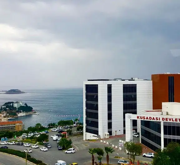 Kuşadası'ndaki tatilciler yedikleri yemekten sonra hastanelik oldu