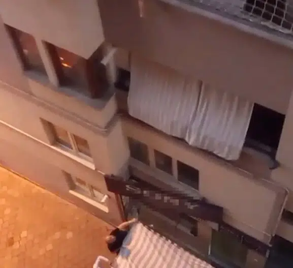 Denizli’de balkonda asılı kalan çocuk ölümden döndü
