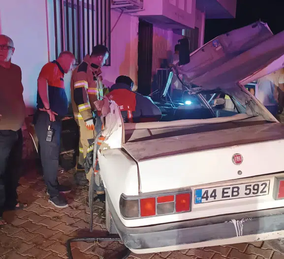 Mardin'de otomobil traktörle çarpıştı ve eve girdi