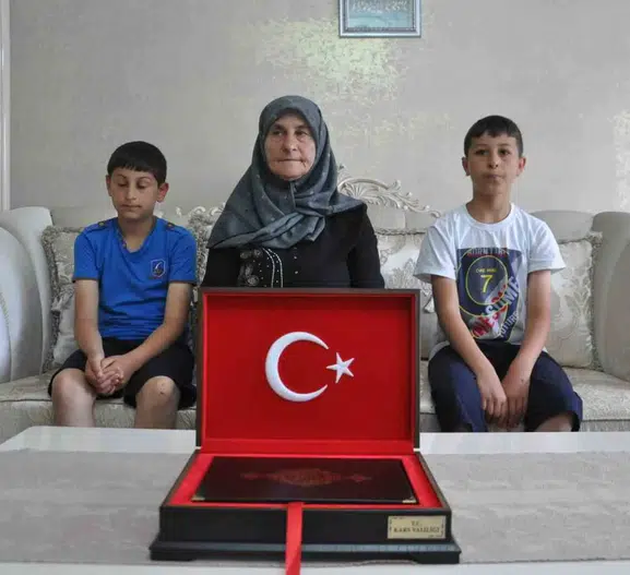 Kars’ta yedi yıl arayla aynı noktada bayrak nöbeti