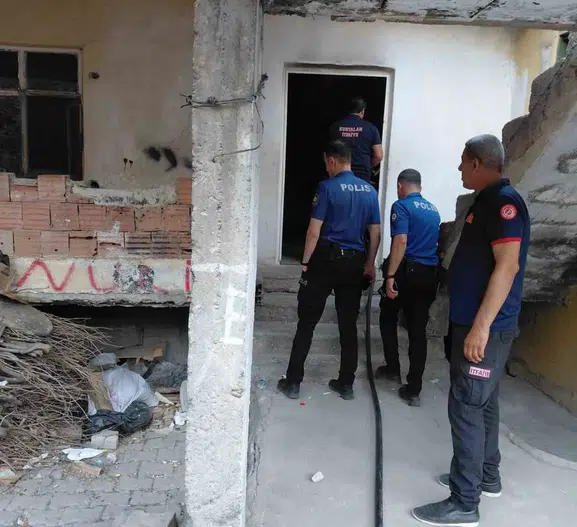 Kurtalan’da boş binayı alevler sardı