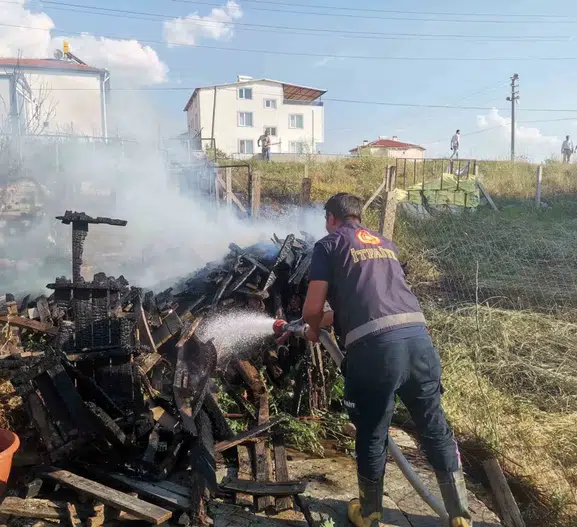 Sandıklı'da evlerin dibinde korkutan yangın