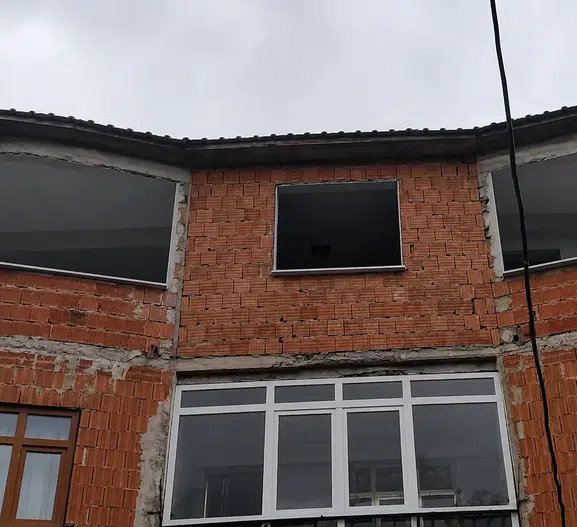 Ordu'da bir ev sahibi kuş yavruları için inşaatı durdurdu