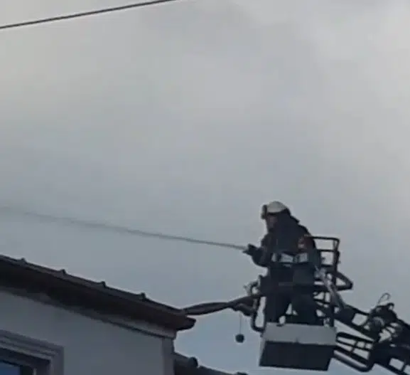 Sakarya’da bir binanın çatısı alevlere teslim oldu