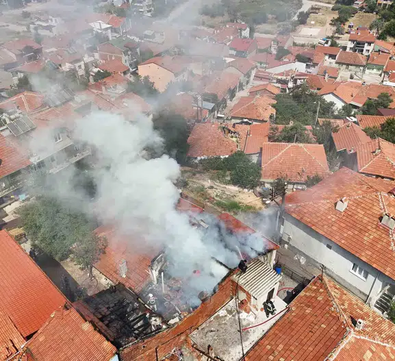 Uşak’ta yaşlı bir vatandaşın evi küle döndü