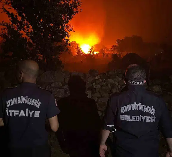 Çine'deki orman yangını Mutaflar Mahallesi'ni tehdit ediyor