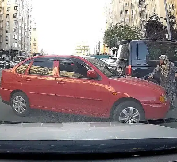 Kayseri'de park kavgası Sürücü bastonlu kadının üzerine aracını sürdü