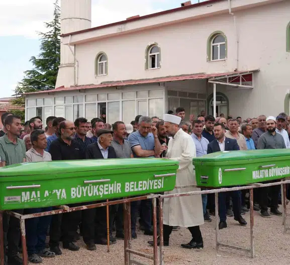 Malatya’da trafik kazasında kaybettiğimiz aile son yolculuğuna uğurlandı