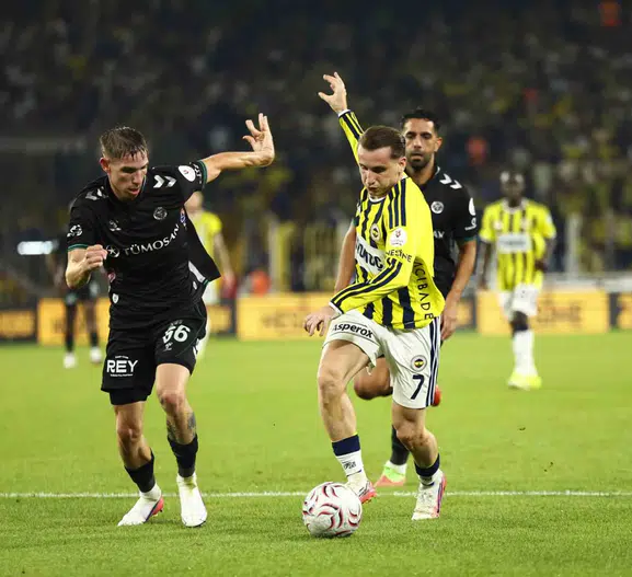 Kadıköy’de Fenerbahçe fırtınası Devre arasına 3-1 önde girdi