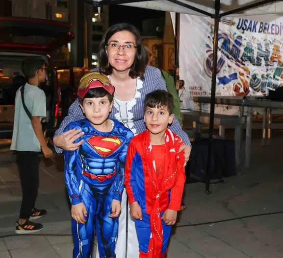 Uşaklı çocuklar mahalle parkında doyasıya eğlendi
