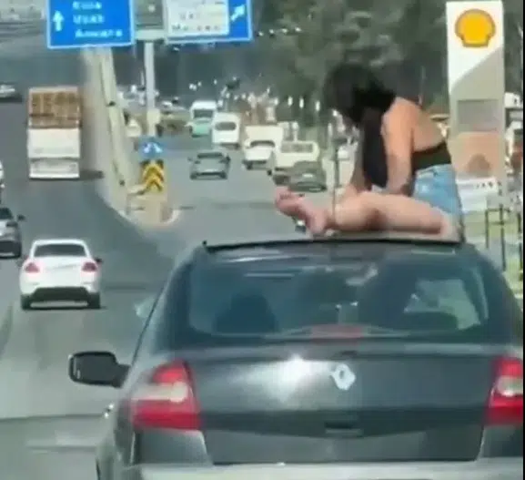 Salihli'de seyir halindeki otomobilin üzerine çıkan iki kişi yakalandı