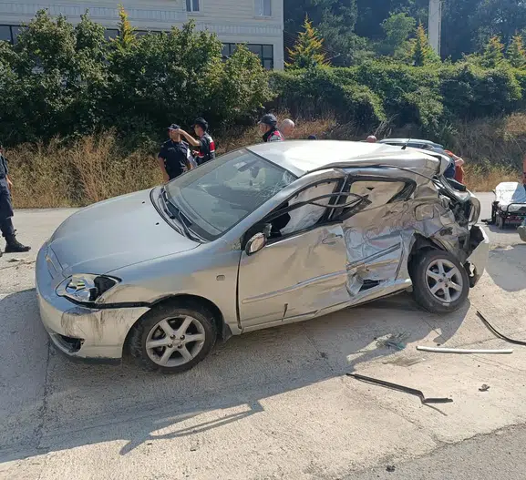 Mudurnu yolunda kamyon ve otomobil çarpıştı