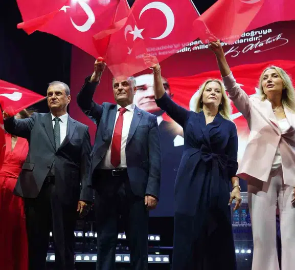 Büyükçekmece'de çifte bayram: Hem zafer coşkusu hem dev meydan açılışı