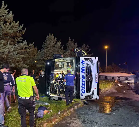 Kayseri'de otobüs yakıt tankerine çarptı, çok sayıda yaralı var