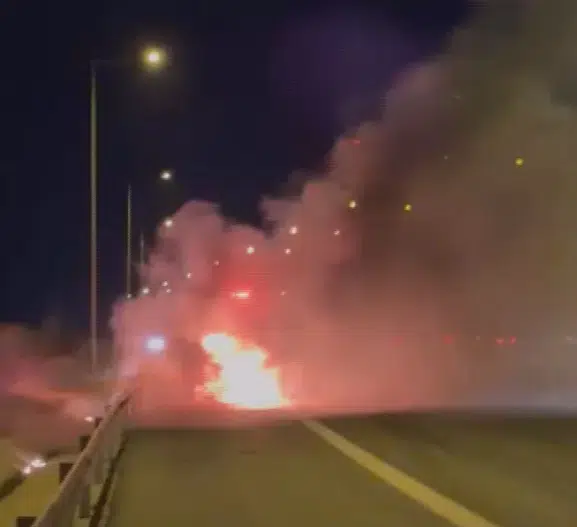 Otoyolda otomobil alev aldı, sürücü son anda durdu
