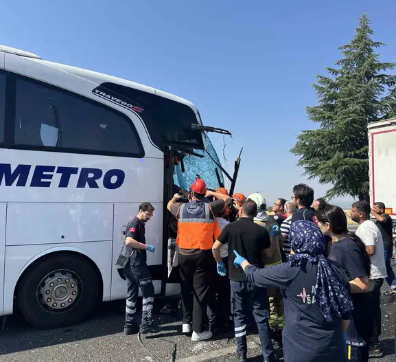 Uşak’ta otobüs kazası 8 kişi hastanelik oldu
