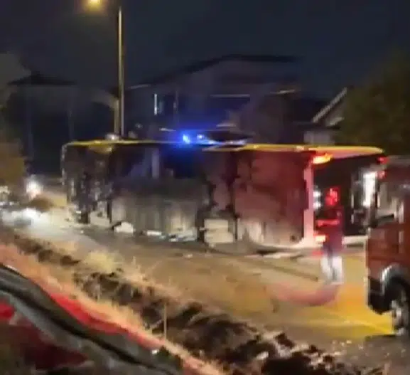Otobüs yan yola savruldu, motosikletli yardıma koştu
