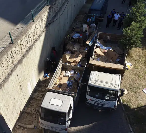 Karabük'te bir sitenin bahçesinden 4 kamyon çöp çıktı