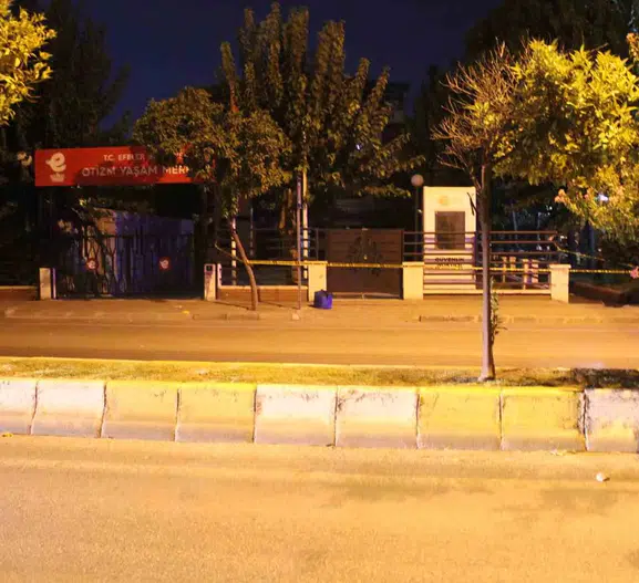Gece yarısı durakta unutulan çanta panik yarattı, bomba imha ekipleri patlattı