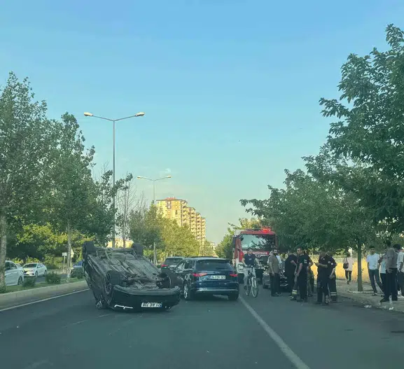 Diyarbakır'da otomobil takla attı 2 kişi yaralı