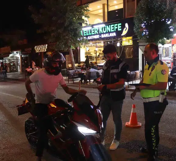 Gece yarısı cadde kapandı, polis her aracı tek tek durdurdu