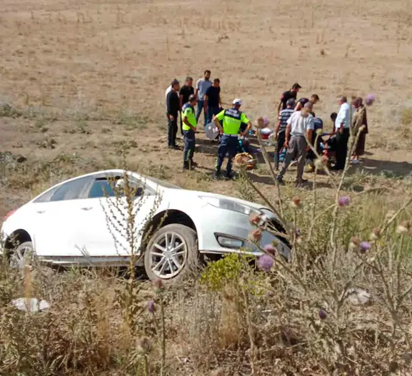 Van Saray yolunda bariyerlere çarpan araçta 3 kişi yaralandı