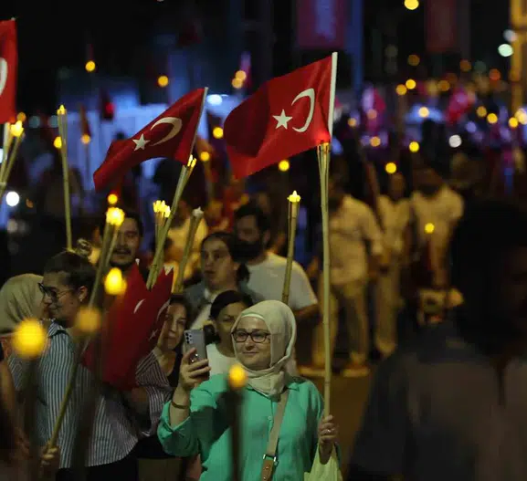 İzmit'te zafer coşkusu: Binlerce meşale geceyi gündüze çevirdi