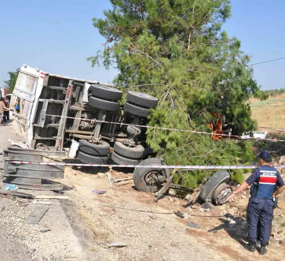 Manisa'da yolcu otobüsü iş makinesi taşıyan kamyona çarptı