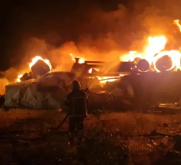 Çorum'da TIR devrildi, alevlere teslim oldu