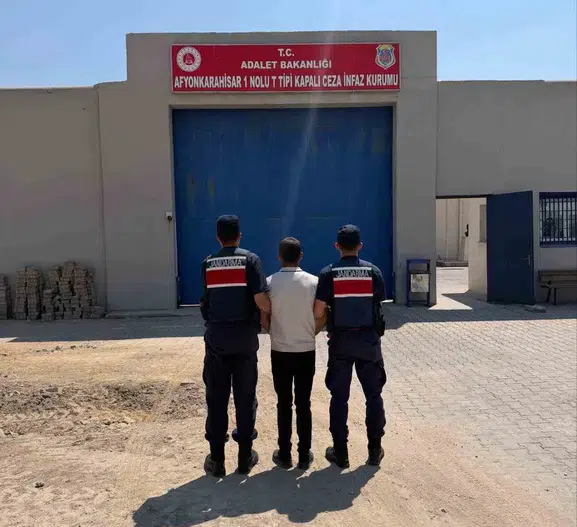Afyonkarahisar’da aranan hırsızlık hükümlüsü yakayı ele verdi