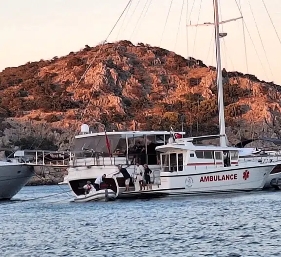 Bodrum'da Akvaryum Koyu'nda düşen genç deniz ambulansıyla hastaneye ulaştı