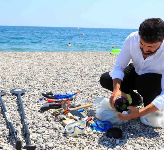 Antalya denizindeki kayıp eşyalar sokak hayvanlarına umut oluyor