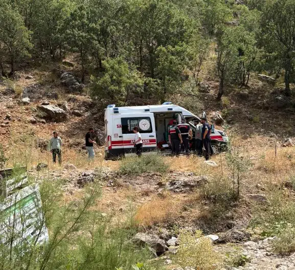 Kahta'da kamyonet şarampole yuvarlandı Şehit babası hayatını kaybetti