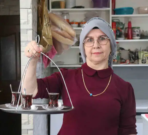 Sakaryalı Nuran Hanım önyargıları yıktı ve kendi kıraathanesini kurdu