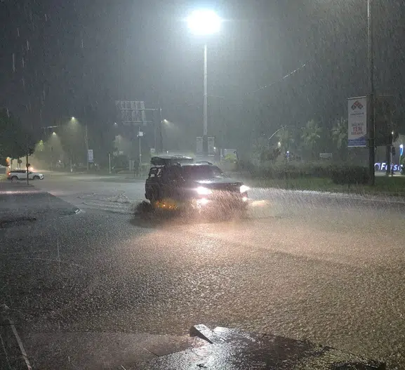 Fatsa'da akşam saatlerinde bastıran sağanak trafiği kilitledi