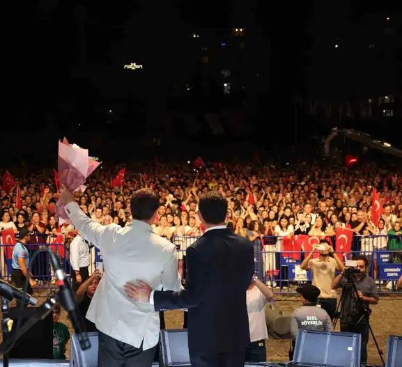 Çekmeköy’de Zafer Bayramı coşkusu: Rafet El Roman şarkılarıyla meydanı inletti