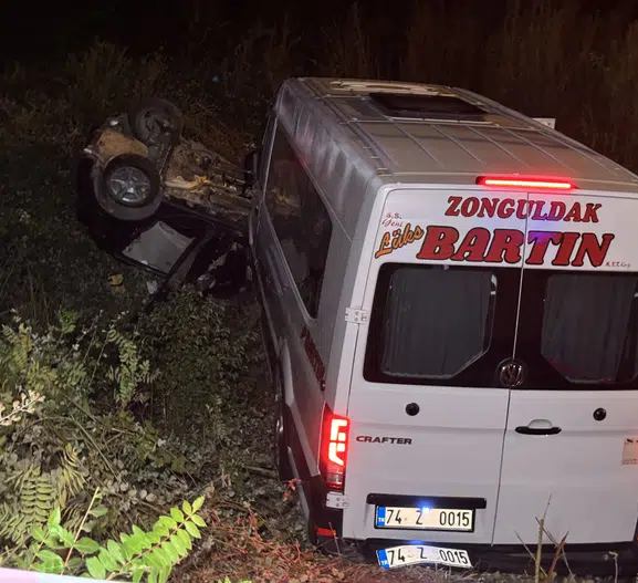 Bartın'da minibüs ile otomobil çarpıştı, 11 yaralı hastanede