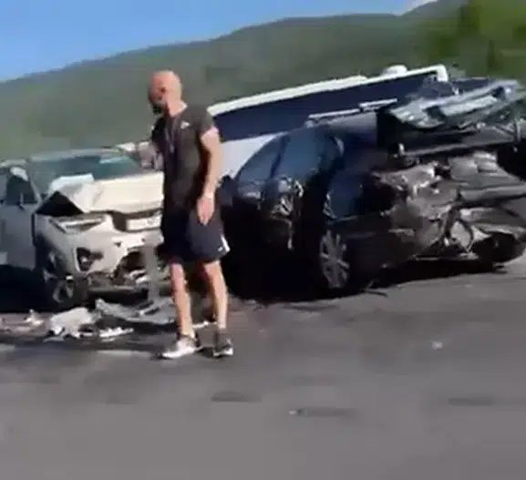 TIR otomobili sürükledi, 10 araç peş peşe çarptı 6 yaralı