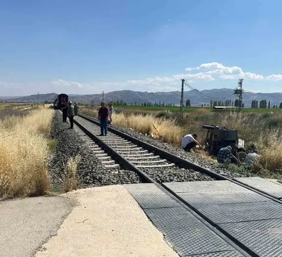 Afyonkarahisar tren yolunda tarım aracına çarptı