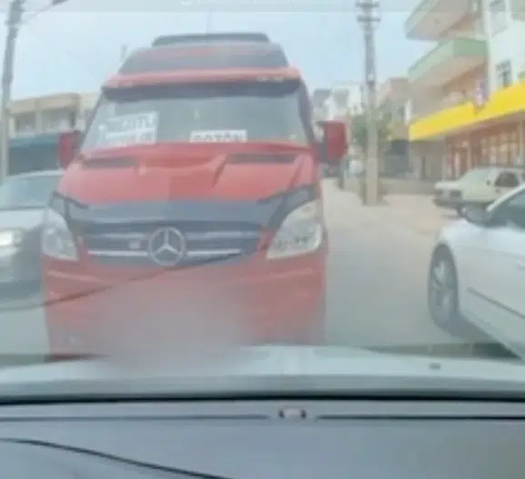 Mersin'de trafiği birbirine katan dolmuş şoförü yakayı ele verdi