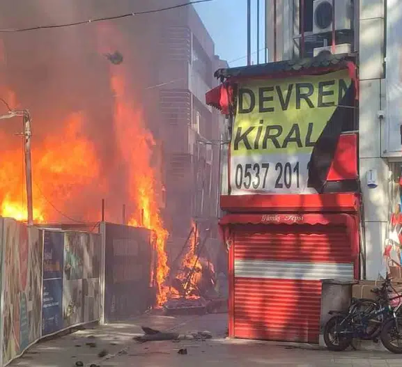 Gebze’de konteyner yangını iki dükkanı küle çevirdi