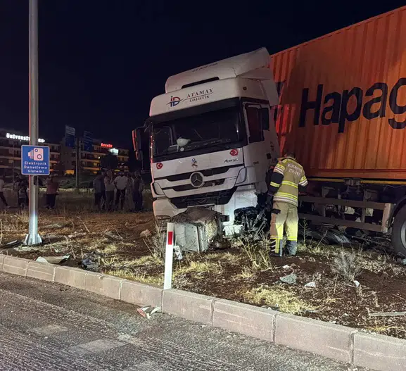 TIR refüje çıktı, sürücü sıkıştı, itfaiye seferber oldu