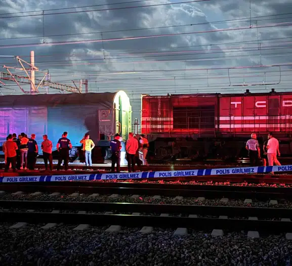 Vagonun üzerinde çalışan işçi elektrik akımına kapıldı, can verdi