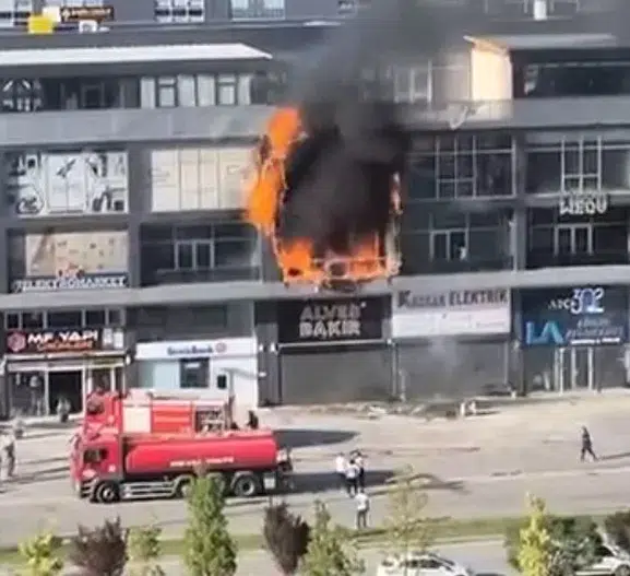Ankara İvedik OSB'de hırdavat dükkanı küle döndü