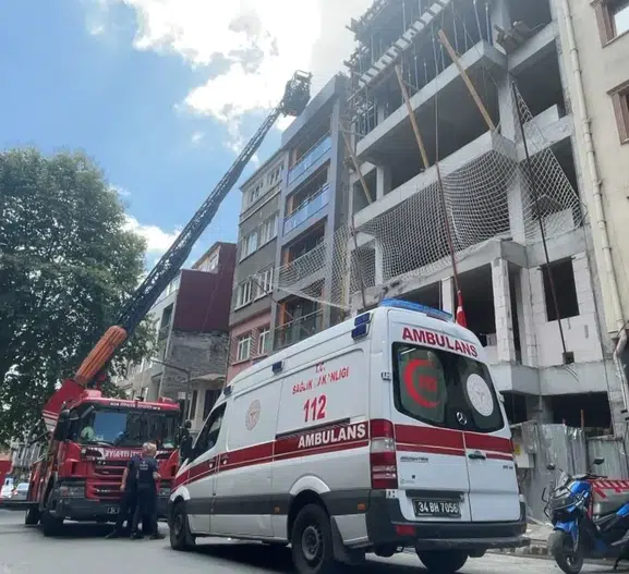 Beyoğlu’nda çatıdaki çıplak turist ekipleri alarma geçirdi