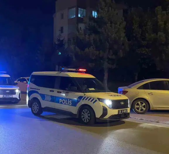 Komşu kavgası hastanede bitti Kaldırım taşıyla vurdu
