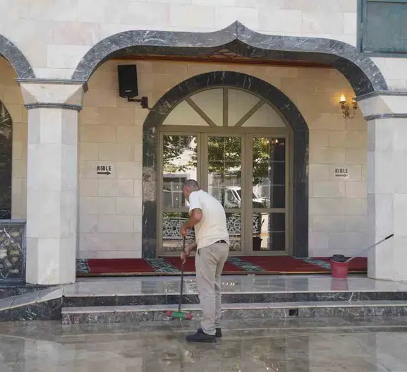 Yunusemre Belediyesi camilerde bahar temizliği başlattı