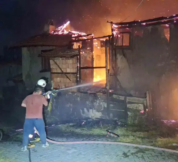 Çorum İskilip'te geceyi aydınlatan yangın iki evi kül etti