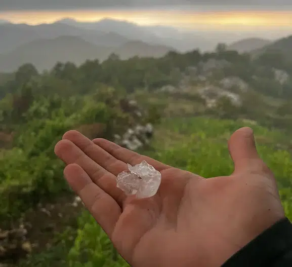 Osmaniye sıcaktan kavrulurken aniden dolu ve fırtına bastırdı